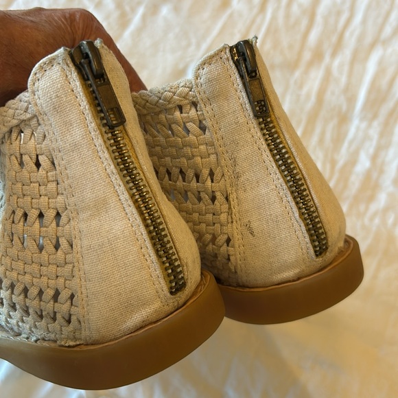 BORN. Women's Cream Woven Sandals 10 - Picture 5 of 5